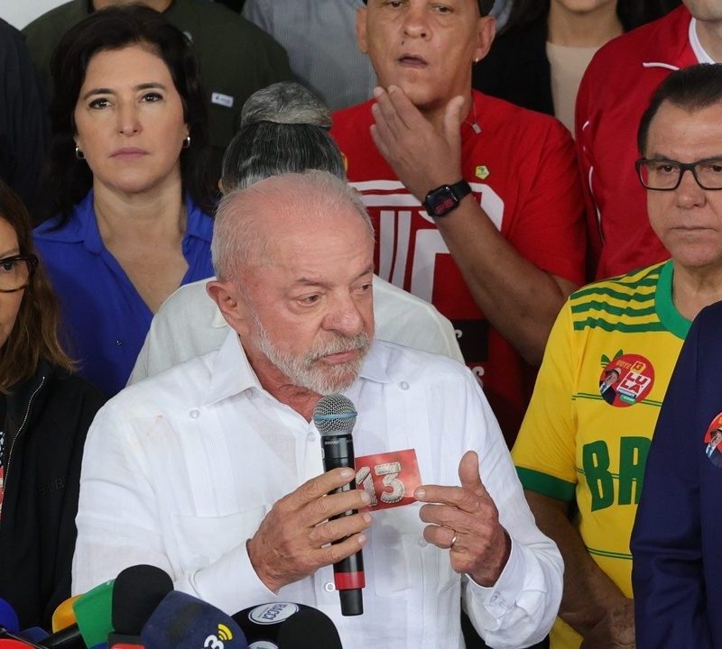 Lula defende um Brasil de livros e não de armas no Grande ABC