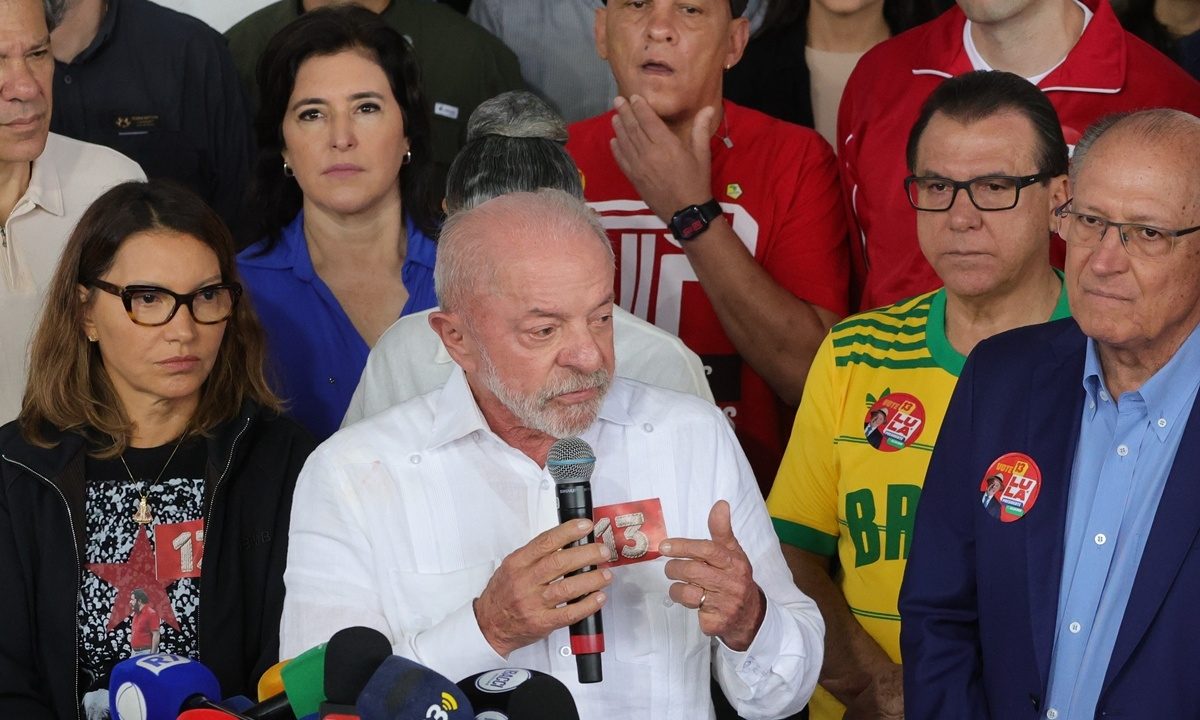A opção está entre um Brasil que distribua livros ou armas, diz Lula no Grande ABC