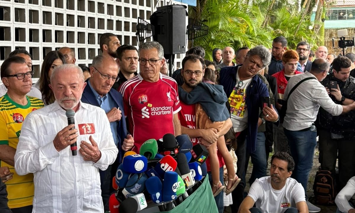 Após votar em São Bernardo, Lula enaltece mobilizações políticas durante campanha