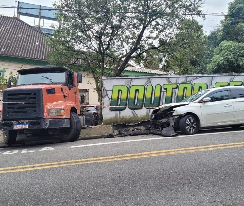 Caminhão colide e destrói muro de escola em Santo André