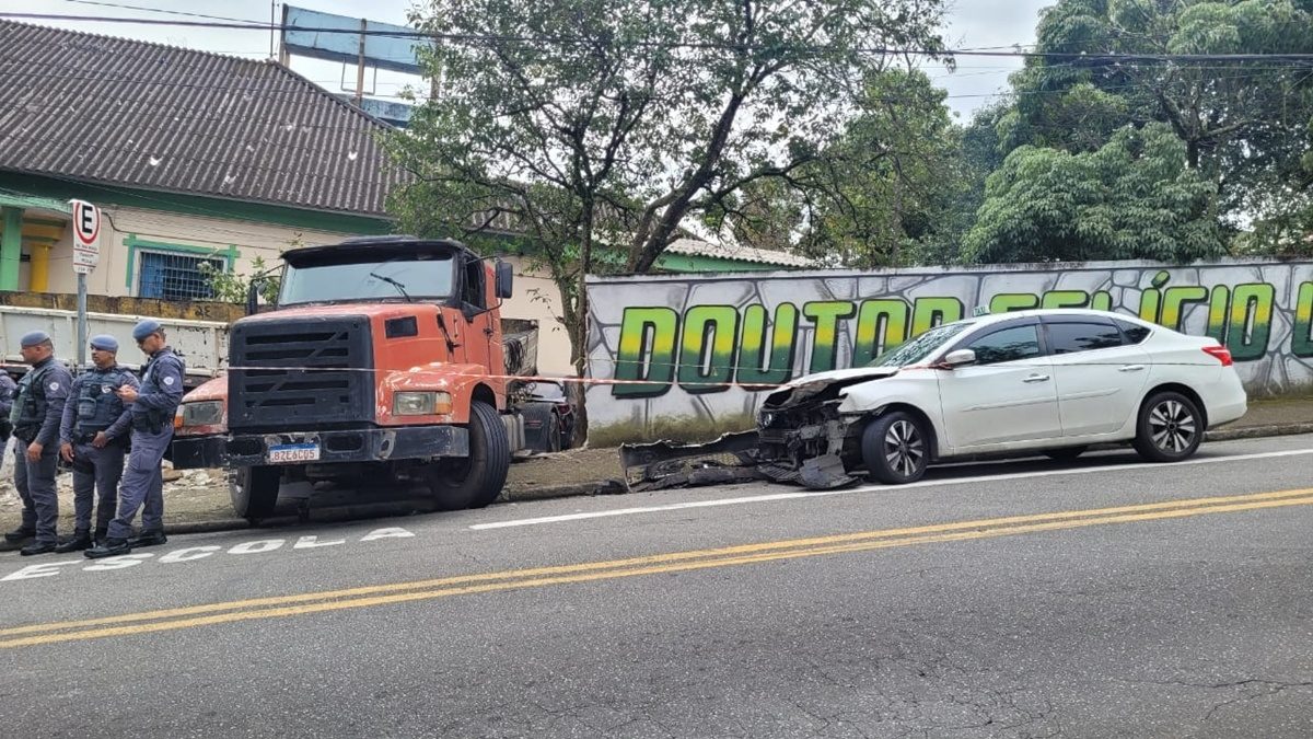 Caminhão atinge e destrói muro de escola em Santo André