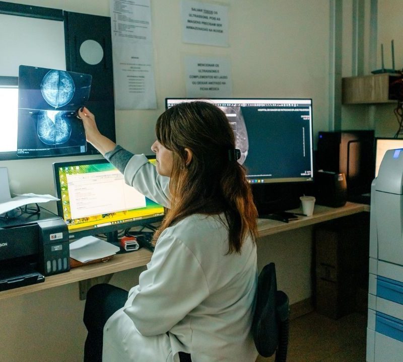 Carreta da mamografia avança em São Bernardo e promove saúde feminina