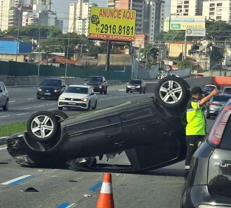Acidente de carro capota e causa transtornos no trânsito em São Bernardo