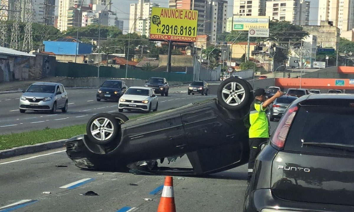 Carro capota na Avenida Lions e afeta o trânsito em São Bernardo