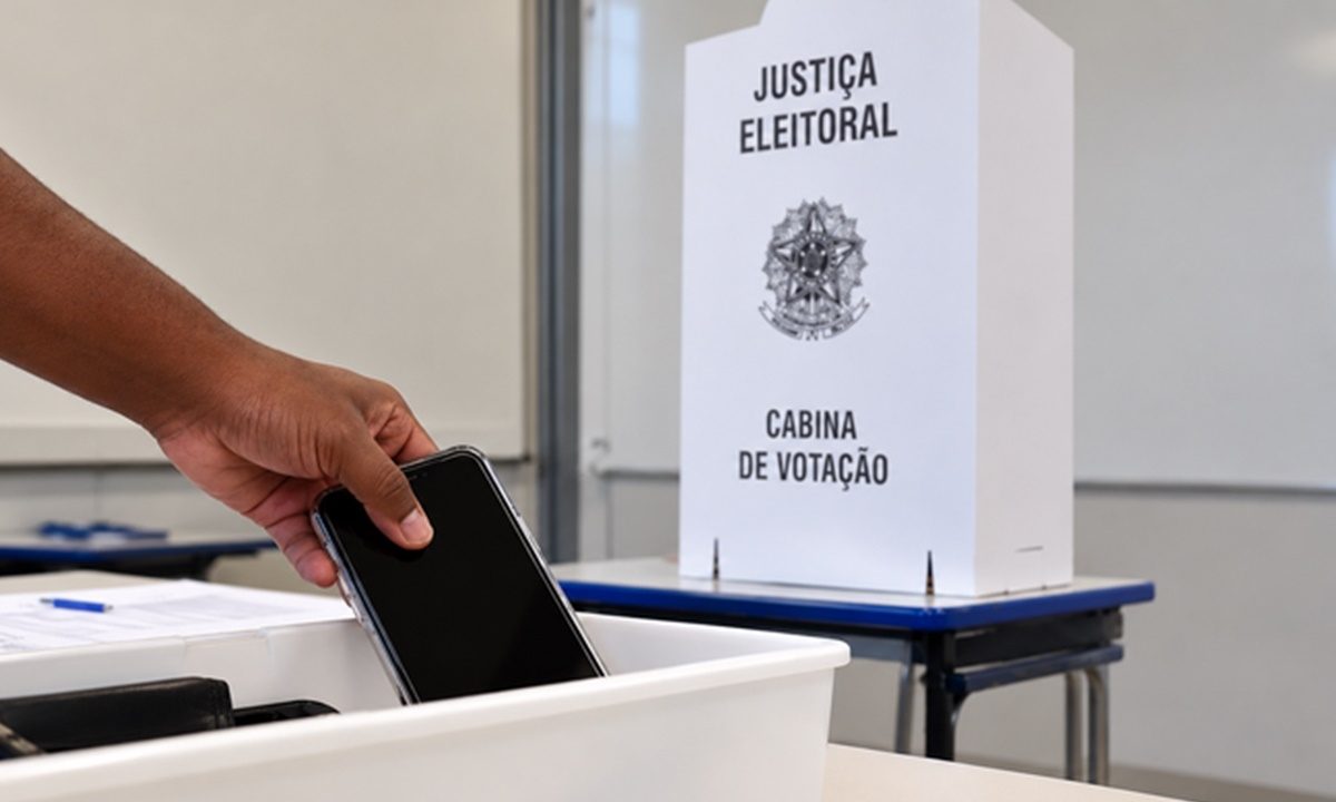 Eleitora usa celular em cabine de votação em São Caetano
