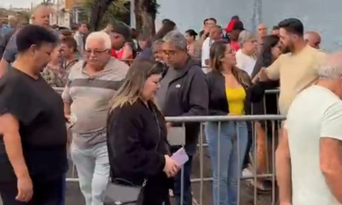 Eleitores marcam presença em local de votação do presidente Lula em São Bernardo