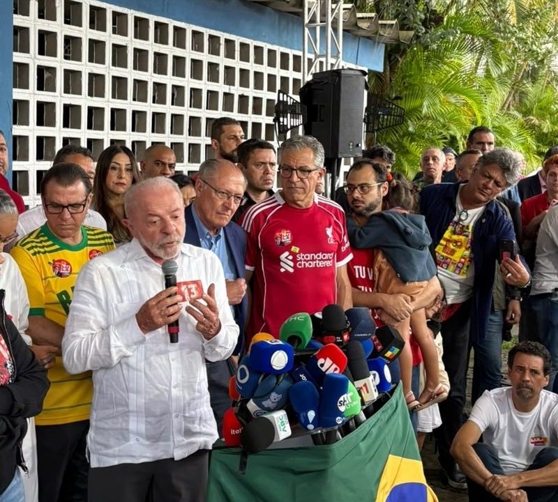 Lula critica Flávio Bolsonaro em campanha por reeleição em São Bernardo