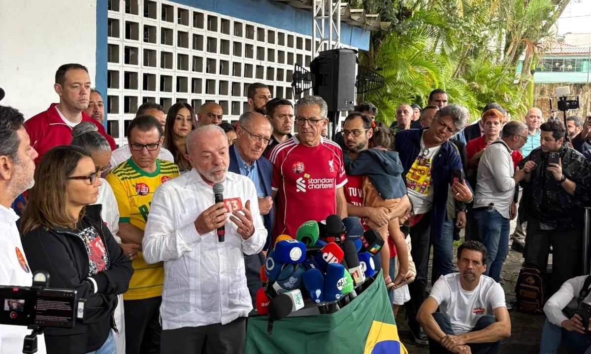 Em São Bernardo, Lula critica Flávio Bolsonaro após votar