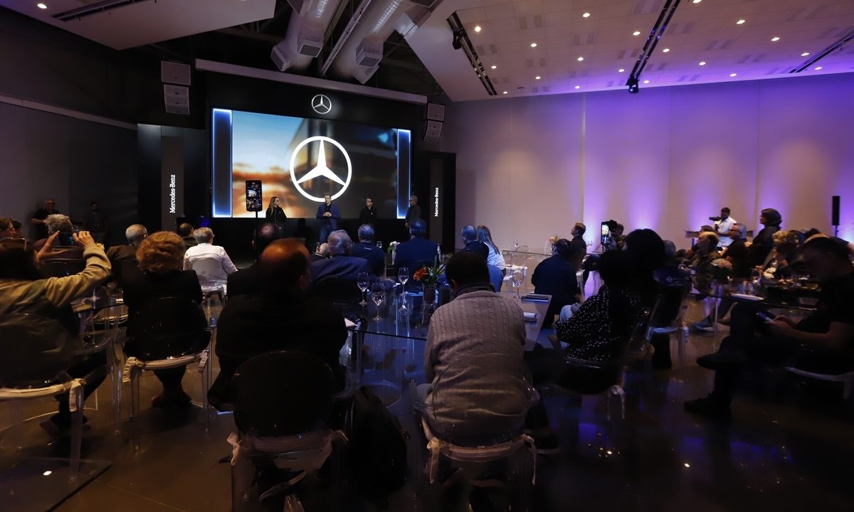 Em São Bernardo, Mercedes-Benz comemora 70 anos e amplia tecnologia nos caminhões