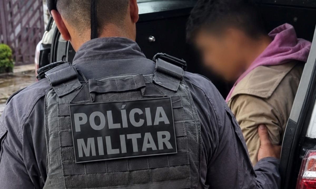 Homem tenta fugir da PM e é preso com drogas e dinheiro em Mauá