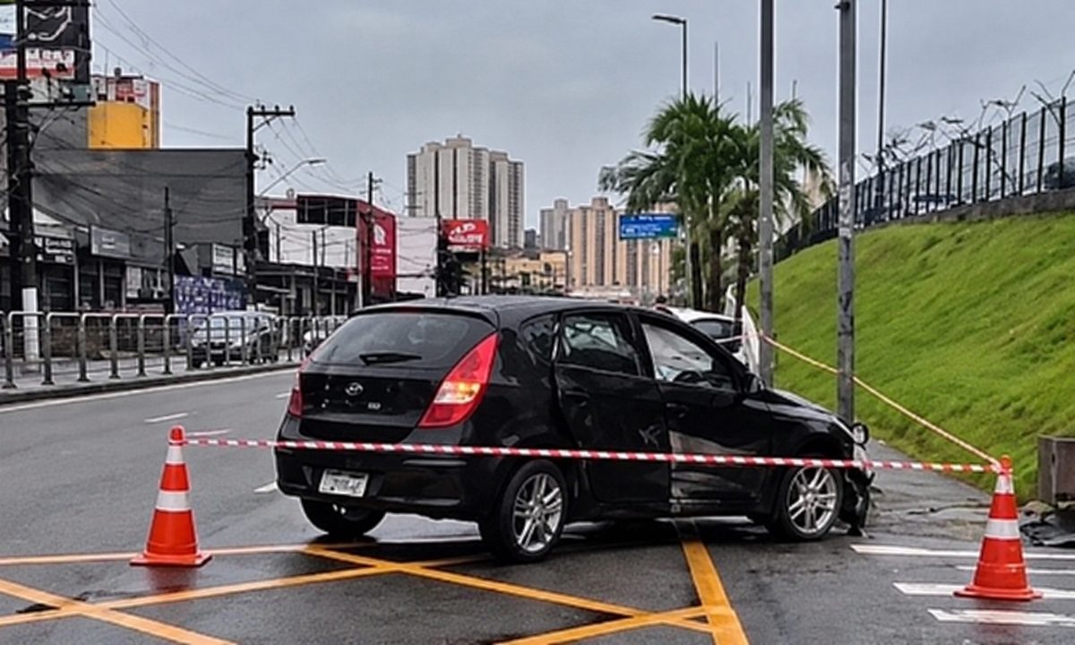 Motorista admite ter bebido após bater em semáforo em São Bernardo