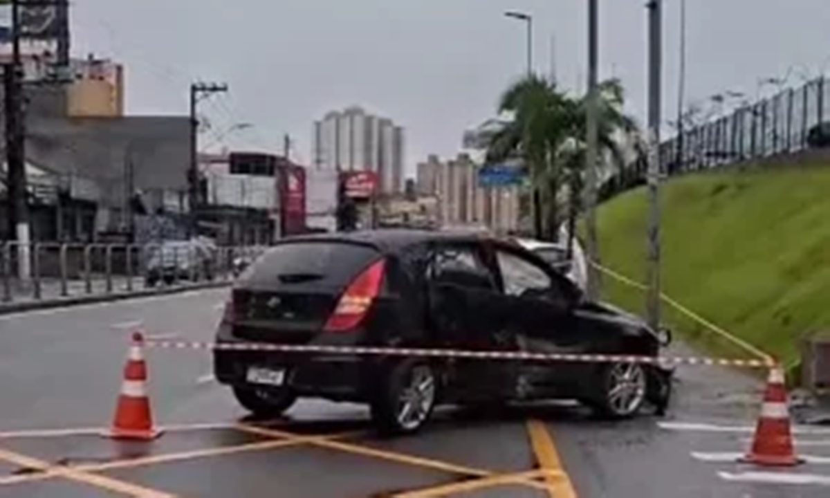 Motorista perde controle de carro e colide contra semáforo e shopping em São Bernardo
