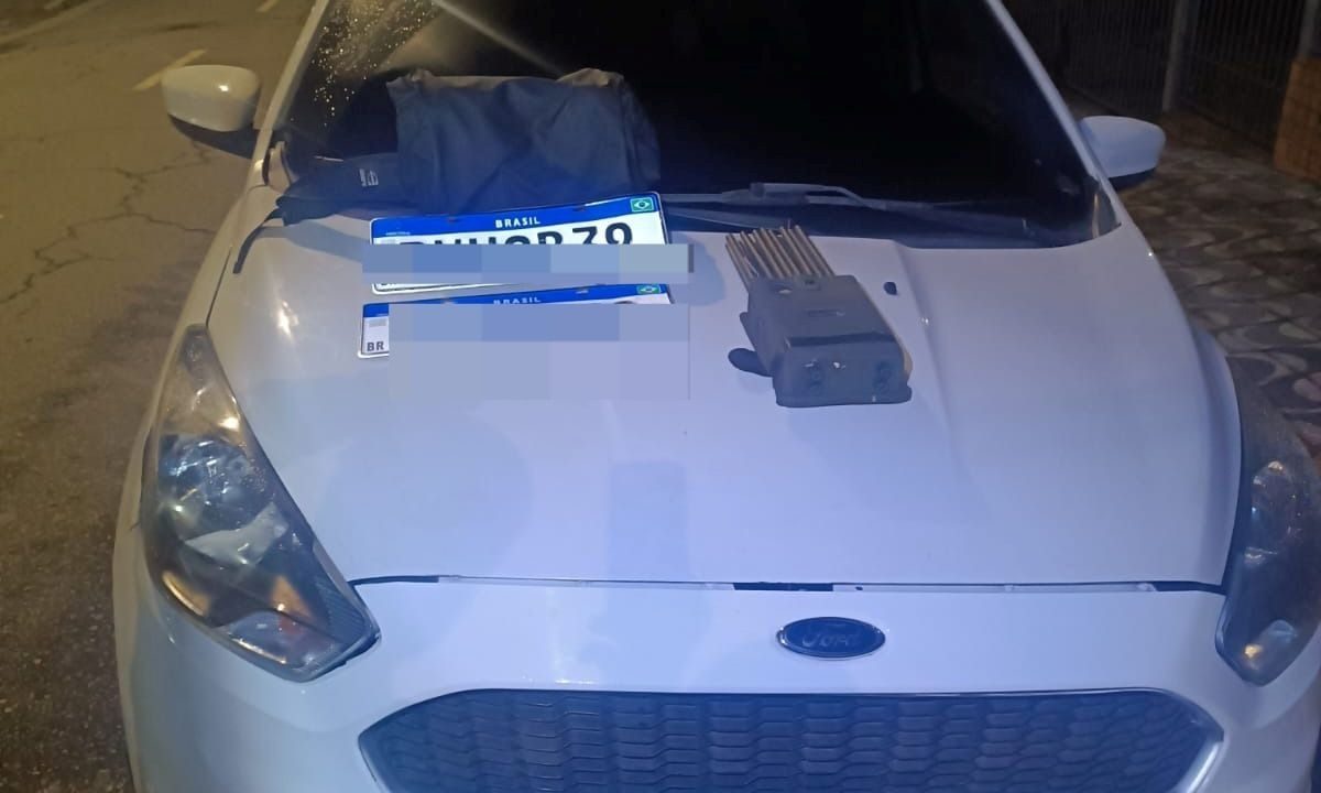 PM aborda Ford Ka com placas irregulares e captura procurado em Mauá