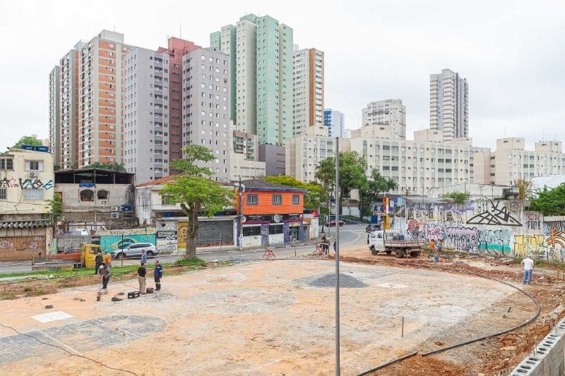 Prefeito inspeciona revitalização da Praça da Mantiqueira